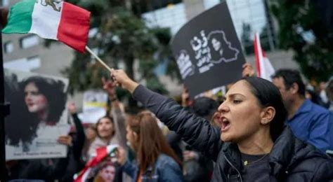 Unaltra Vittima Della Polizia Morale Rivolta Tra Le Donne Iraniane