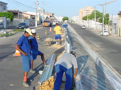 Defensas metálicas são instaladas no corredor da avenida Edésio Vieira