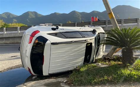 Monterrey Conductora Vuelca Su Camioneta En Carretera Nacional