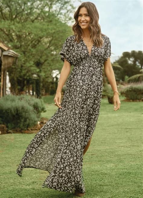 Quintess Vestido Longo Floral Preto Decote Profundo Vestido