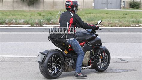 Au Tour De La Ducati Diavel De Passer Au V4