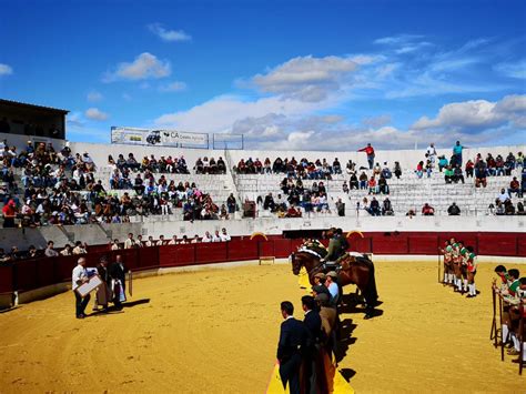 Tradicional Festival Taurino De De Abril Na Pra A De Touros De