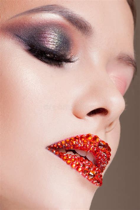 Maquillaje Brillante Del Ojo Y Labios Rojos En Diamantes Artificiales