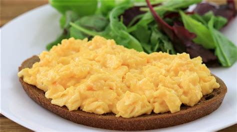 How to Make Scrambled Eggs - The Cooking Foodie