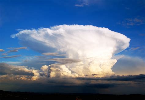 A Nuvem Cumulonimbus Forma Granizo Trovão E - Granizo: o que é, como se forma, precauções - Brasil Escola