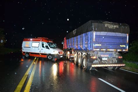 BR 116 condutor é socorrido após ficar preso às ferragens em acidente