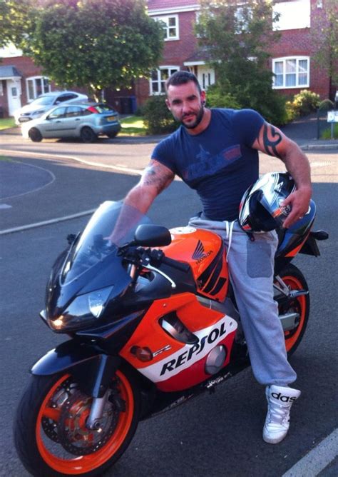 Gcu Gay Club Uruguay El Electricista Me Coloc Los Plafones Relato Erotico Gay Con Fotos