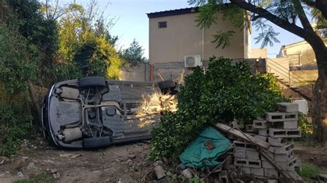 Robaron Un Auto Huyeron Y Chocaron Contra Una Casa En Bº Altamira Eldoce