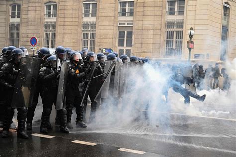 La Police Tire Des Gaz Lacrymogènes Et Des Manifestants Saffrontent En