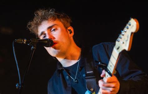 Watch Sam Fender Perform Seventeen Going Under On Top Of The Pops