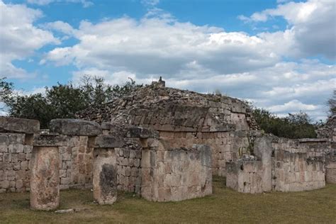 Las Ruinas De La Antigua Ciudad Maya De Kabah Yucat N M Xico