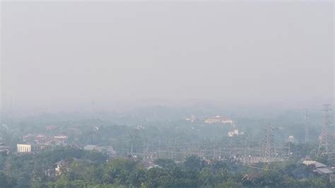 Ribuan Titik Panas Kepung Sumatra Pekanbaru Kembali Diselimuti Kabut