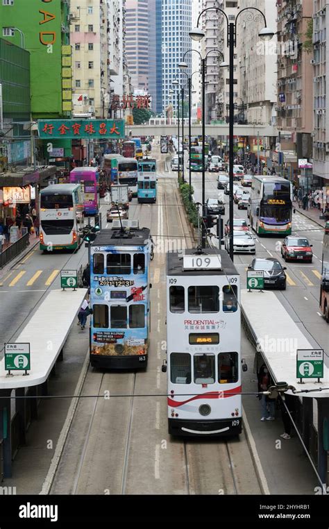 Photo Verticale De Grands B Timents Et D Une Rue Anim E Remplie De Bus