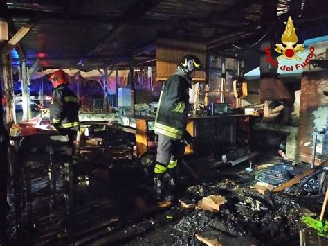 Paura A Lamezia Terme Scoppia Un Incendio In Cucina Baracca Devastata