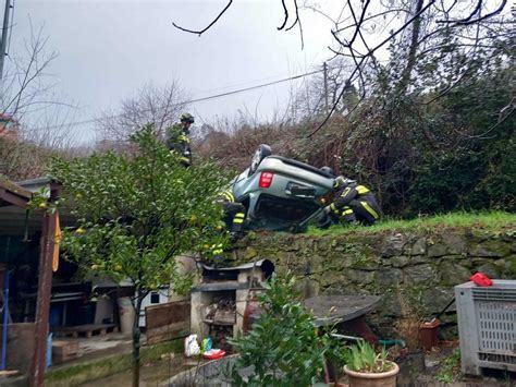 Vaiano Auto Con Tre Giovani Esce Di Strada E Si Ribalta Nella Scarpata