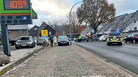 Salzgitter Autofahrer Bersieht Gegenverkehr Beim Abbiegen