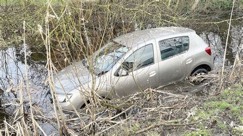 Unfall In Der Krummh Rn Auto Ger T Von Der Stra E Und In Den