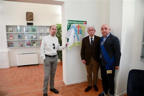 Biblioteca Di Empoli Un Defibrillatore In Dono Dalla Misericordia