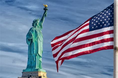 Bannière étoilée De Drapeau Américain Des Etats Unis Sur La Statue Du