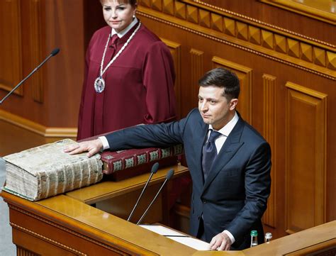 Volodímir Zelenski Zelenski Se Estrena Como Presidente De Ucrania Con