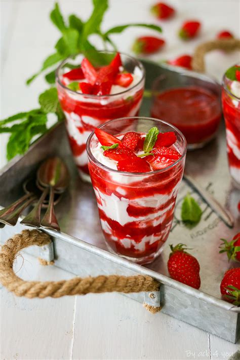 Yaourt grec coulis de fraises à la menthe en verrine