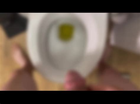 Minet Fait Pipi Dans Les Toilettes Se Branle Et Jouit XVIDEOS
