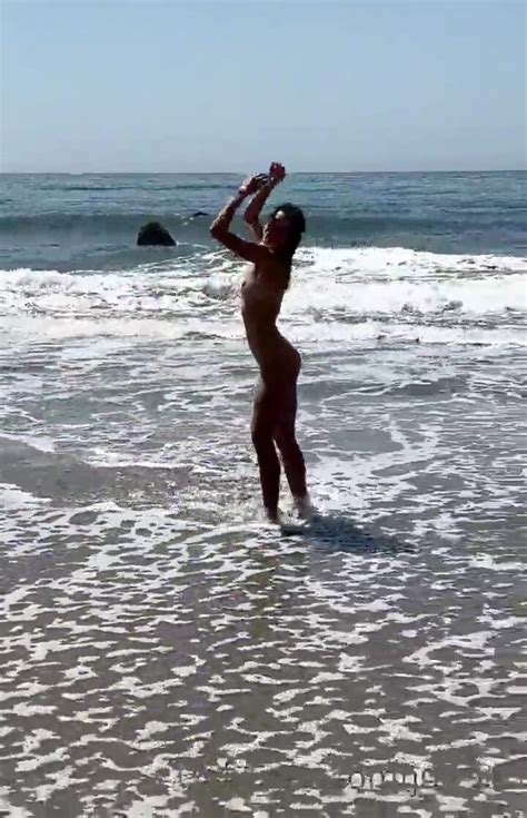 Bekijk Julesari Naughty Petite Dancing Naked At Public Beach Onlyfans