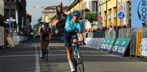 Lutsenko Sorprende A Trentin En El Sprint En La Coppa Agostoni Con