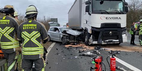 Unfall Auf B In Bocholt Zwei Lkw Und Ein Auto Beteiligt Verletzte