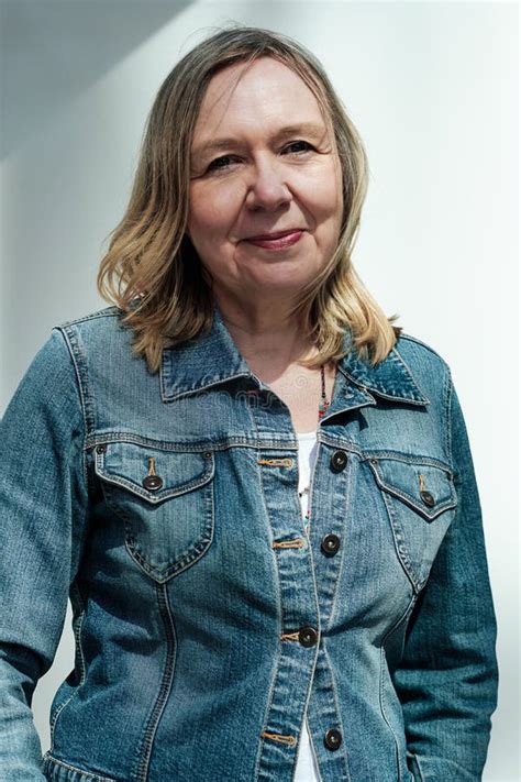 Femme Blonde Mature Posant Avec Fond Bleu Blanc Image Stock Image Du Caucasien User 217635725