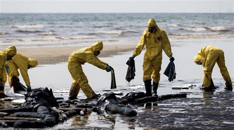 Libur Lebaran Tinggalkan Sampah Pantai Karanghawu Bersih Kembali