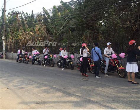 Hot girl 9X cùng đoàn Honda MSX 125 rước dâu tại Sài thành