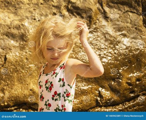 Le Vent Joue Les Cheveux Dans La Fille Blonde Sur La Plage Image Stock Image Du Bonheur