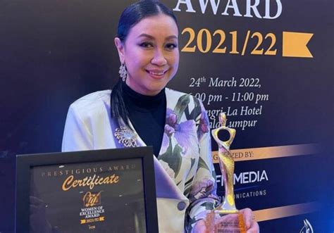 Suria FMs DJ Lin Bags Influential Radio Announcer Award Star Media