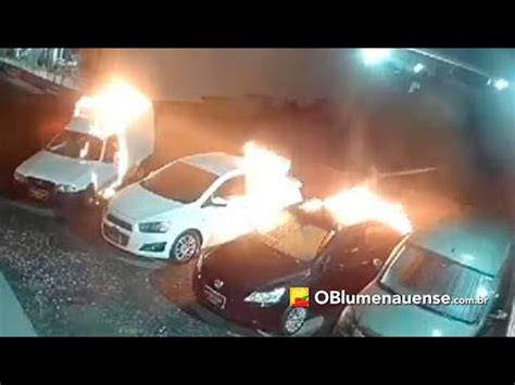 Vídeo mostra homens colocando fogo em carros de revenda em Blumenau