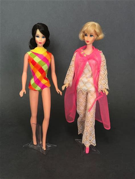 Lot 2 VINTAGE BARBIES BRUNETTE TWIST N TURN FLIP HAIR IN ORIGINAL SWIMSUIT AND BLONDE