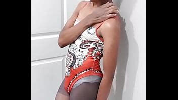 Une jolie fille trans en lingerie Sissy met un justaucorps pour la première fois après une