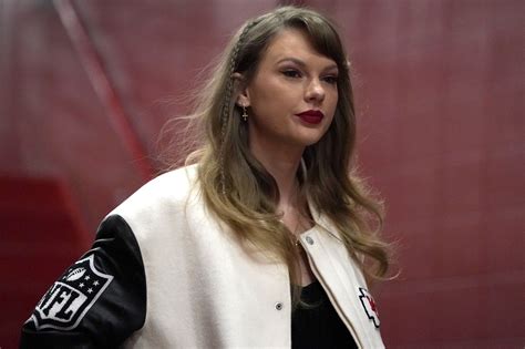 Taylor Swift supports boyfriend Travis Kelce at Chiefs playoff game