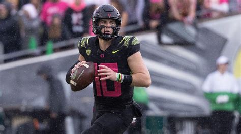 Bo Nix throws five touchdowns in No. 10 Oregon's win over No. 9 UCLA | Fox News