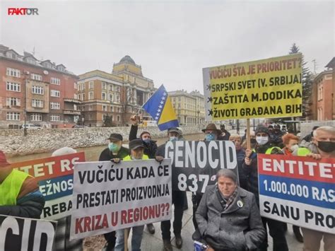 Mirni Protest Gra Ana Ispred Ambasade Srbije U Sarajevu Tuzla L Ve