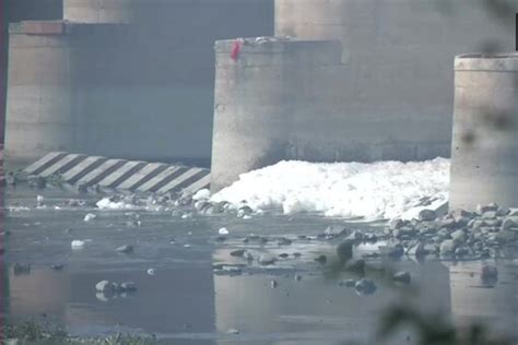 Photos of Toxic Foam Floating on Delhi's Yamuna River Go Viral as Pollution Levels Spike Again ...