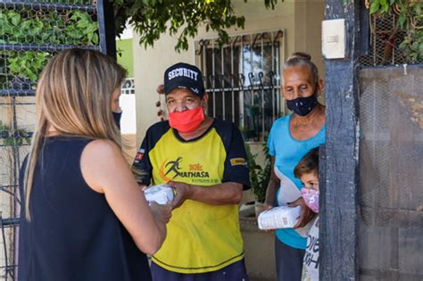 Entrega Alcaldesa material de construcción a familia en la colonia Los