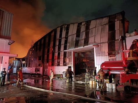 Incendio En Cdmx Una Fábrica Se Consume En Azcapotzalco