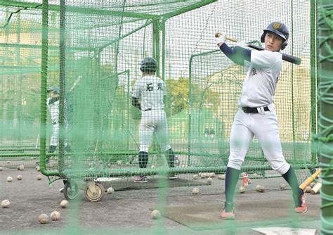 高松商、初戦へ一丸 センバツ組み合わせ決定 初戦の相手が決まり、熱のこもった練習を行う高松商の選手たち＝高松商高 四国新聞社