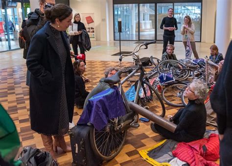 Extinction Rebellion Bezet Stadhuis Amsterdam Bij Actie Tegen Kolen