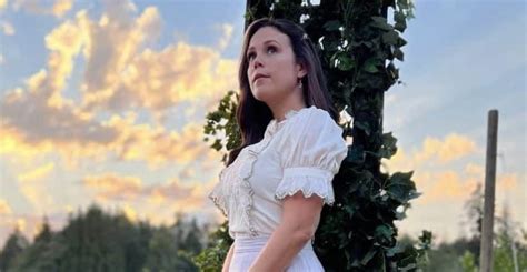 Is Hallmark S Erin Krakow Leaving When Calls The Heart