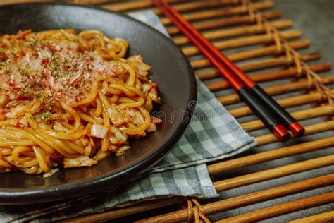 Delicioso Plato De Yakisoba En Un Plato Negro Imagen De Archivo