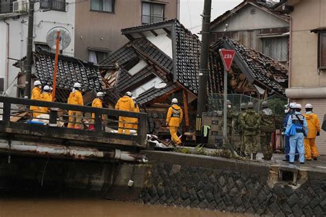 ＜令和6年能登半島地震＞穴水町で倒壊した住宅から行方不明者を捜索する救助隊員ら＝3日、石川県穴水町（撮影・高橋雄二） ― スポニチ