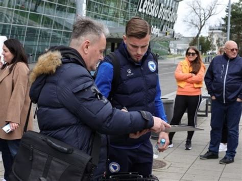 Zmajevi Stigli U Bratislavu Na Aerodromu Ih Do Ekali Navija I