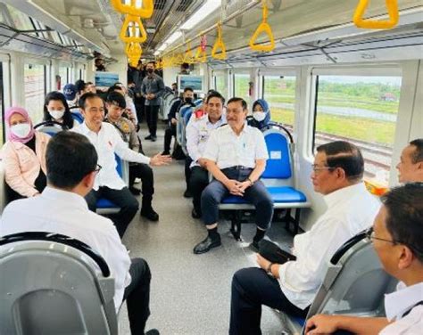 Presiden Jokowi Dan Ibu Iriana Jajal Kereta Pertama